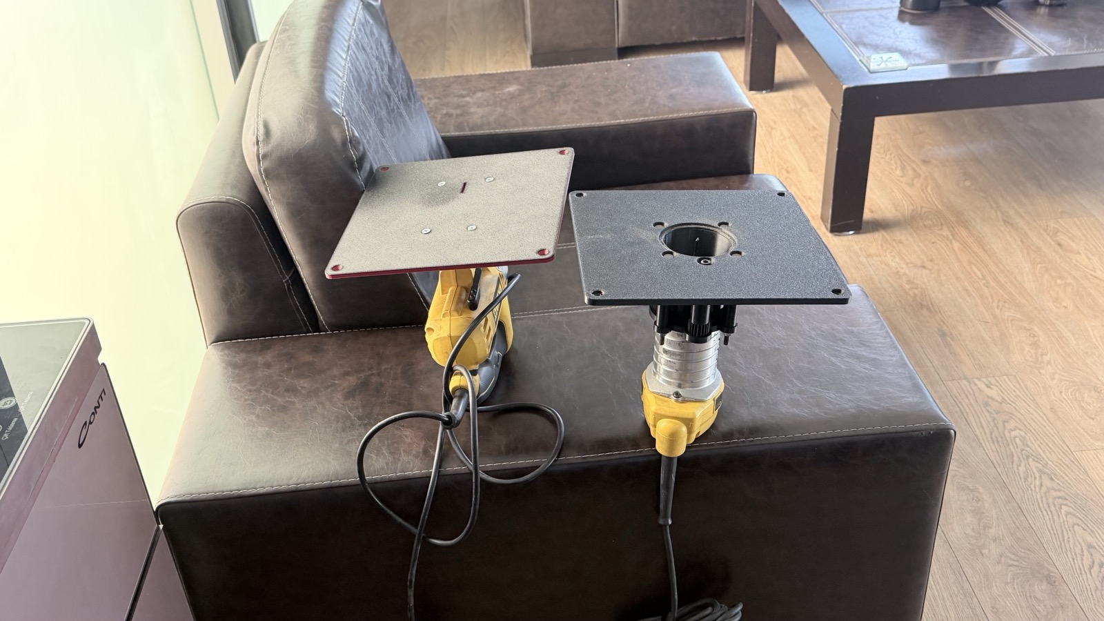Bastırılmış jigsaw tabla (solda) ve router tabla (sağda), cihazlara monte edilmiş hali